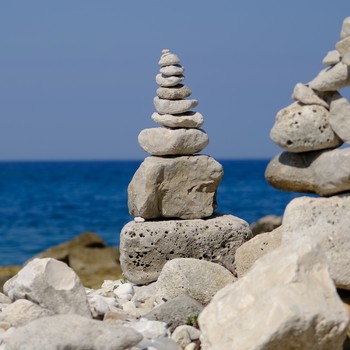 steinmänner-rovinj-meer-strand