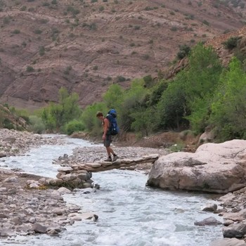 taghia-wandern-klettern-fluss-bruecke